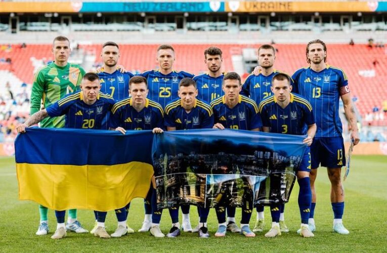 Заклик до світу: збірна України вийшла на поле з фото зруйнованого Києва