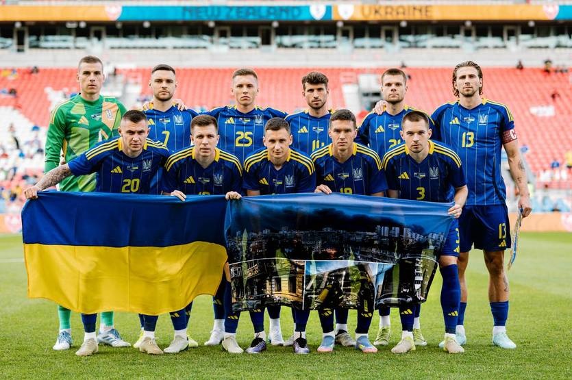 Новини спорту - Заклик до світу: збірна України вийшла на поле з фото зруйнованого Києва