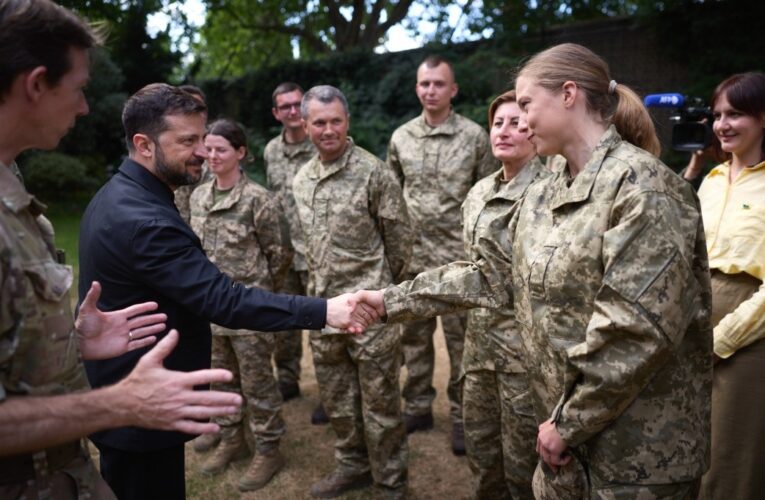 Зеленський і Стармер зустрілися з бійцями ЗСУ, що готуються у Британії