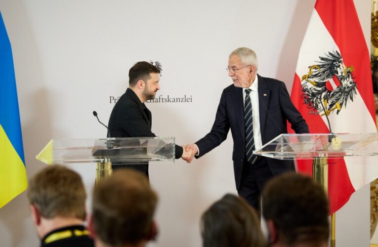 Зеленський закликав Австрію допомогти з розшуком олігархів