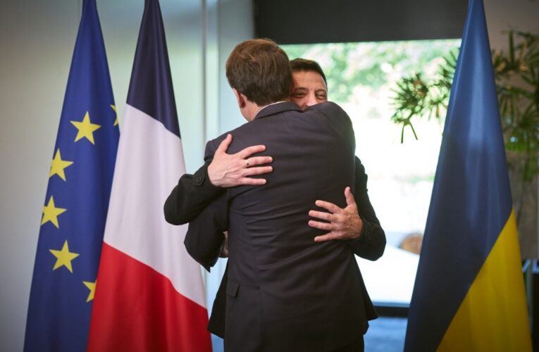 Зеленський зустрівся з Макроном
