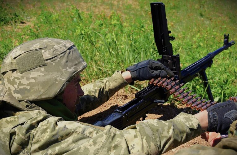 ЗСУ відбивають атаки росіян на 12 напрямках