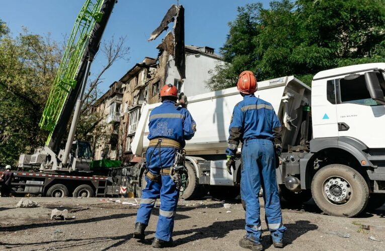 На місцях російських ударів у Києві працюють понад 700 поліцейських та рятувальників