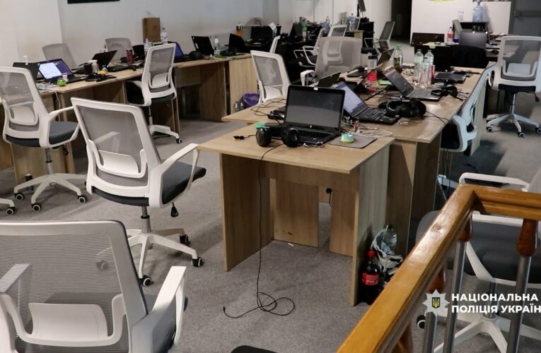 Нацполіція у спільній операції з чеськими правоохоронцями ліквідувала масштабну мережу кол-центрів.