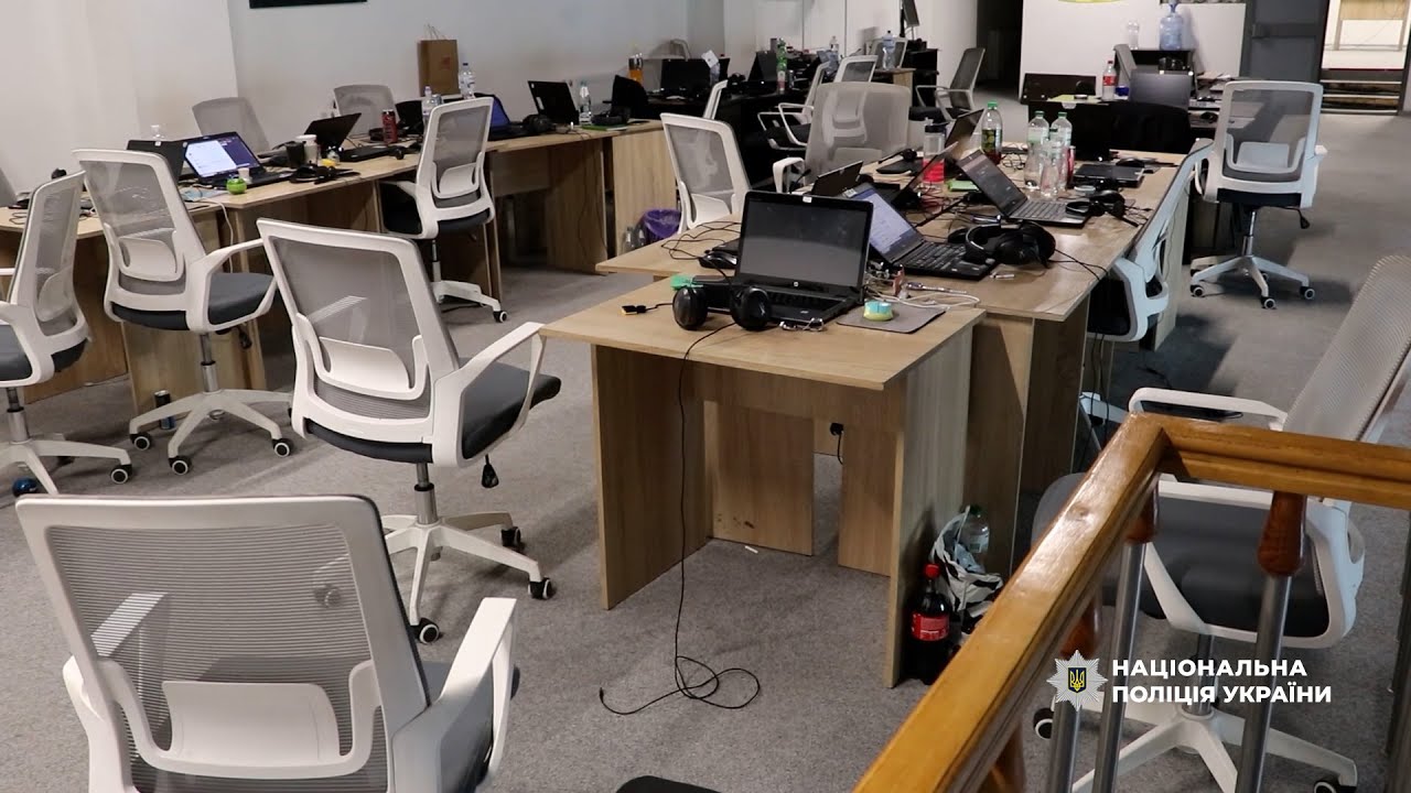 Нацполіція у спільній операції з чеськими правоохоронцями ліквідувала масштабну мережу кол-центрів.