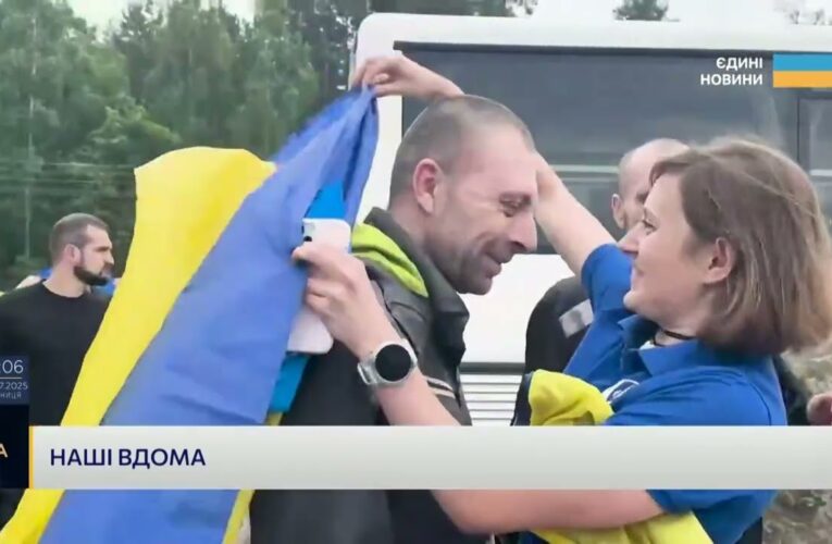 Сльози радості: емоційні кадри повернення українських героїв з полону