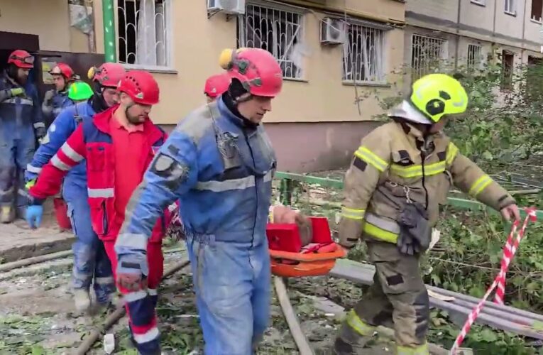 Рятувальники врятували чоловіка з-під завалів зруйнованого під’їзду в Києві