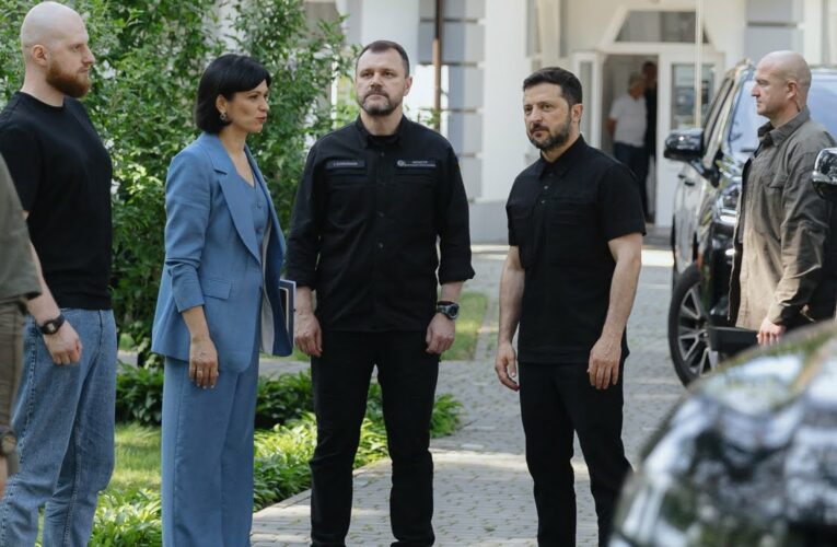 Президент України Володимир Зеленський відзначив медиків та військовослужбовців системи МВС