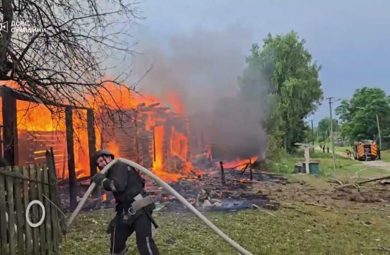 росія атакувала житловий сектор Ямпільської громади на Сумщині. Виникла масштабна пожежа