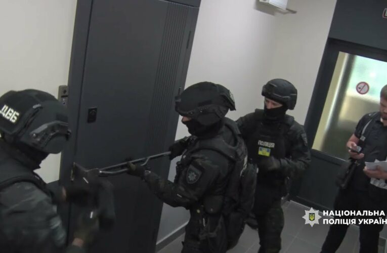 Нацполіція ліквідувала злочинну групу, яка підривала роботу ЗСУ: проведено понад 50 обшуків