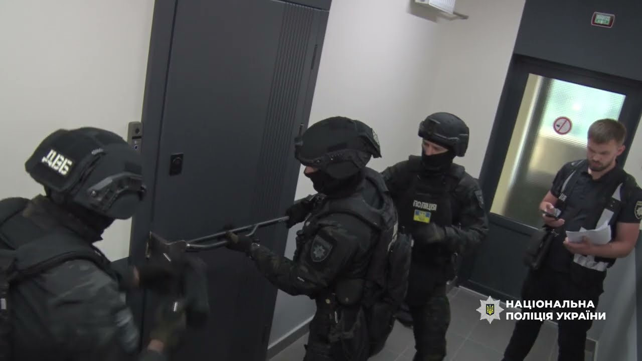 Нацполіція ліквідувала злочинну групу, яка підривала роботу ЗСУ: проведено понад 50 обшуків