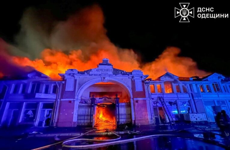 Атака дронів: в Одесі палає ринок Привоз