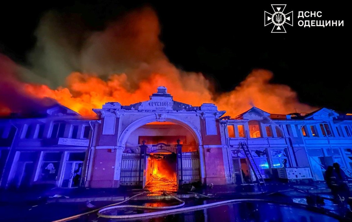 Новини України - Атака дронів: в Одесі палає ринок Привоз