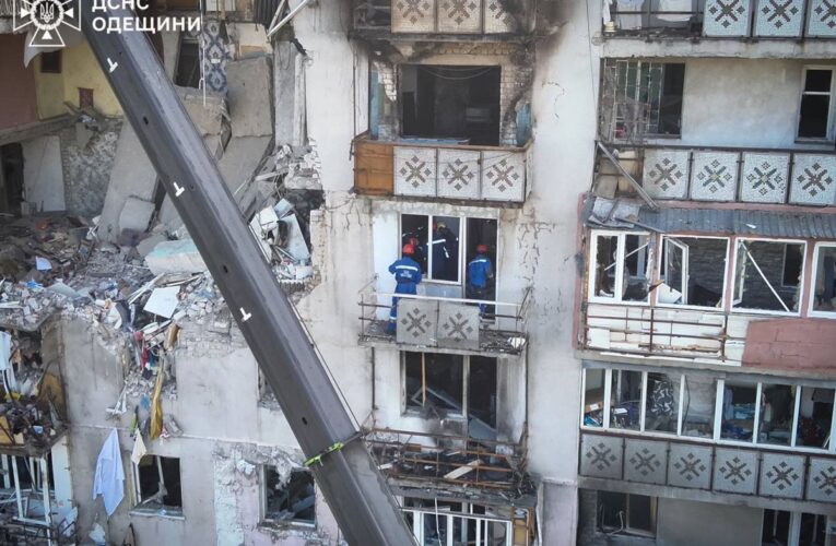 Атака на Одесу: з-під завалів деблокували тіло загиблого