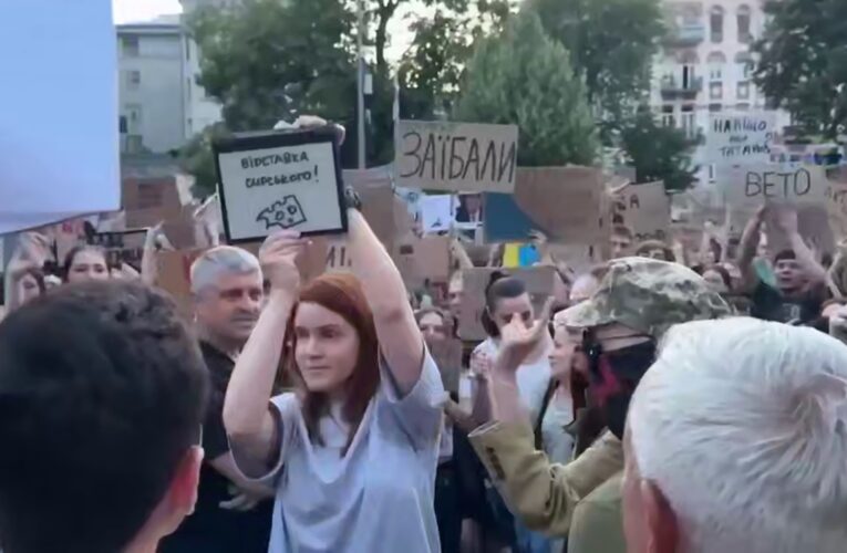 Безугла прийшла на протести у Києві