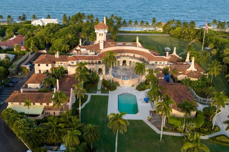 Новини світу - Біля резиденції Трампа затримали жінку зі зброєю