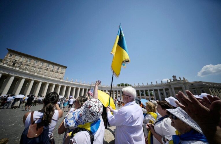 Діалог замість зброї: Папа Лев XIV закликав до молитви за мир