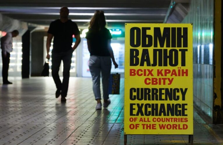 Долар і євро почали дешевшати в обмінних пунктах