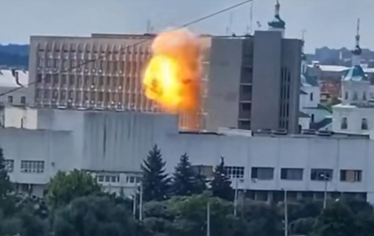 Новини України - Дрон поцілив по будівлі ОВА в Сумах