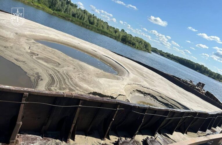 Екошкода на 6 млн: на Київщині викрили незаконний видобуток піску з Десни
