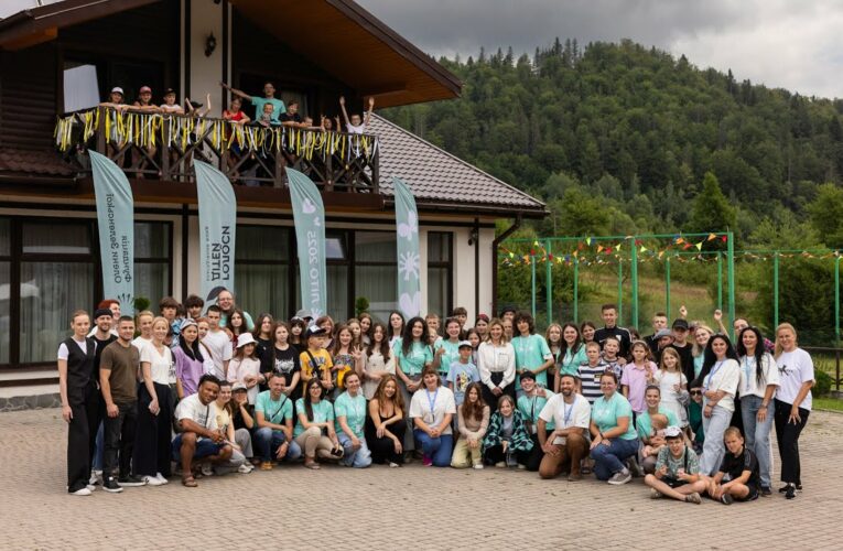 Перша леді України разом із командою Фундації Олени Зеленської відвідала «Голосний кемп» на Буковині