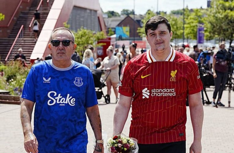 Фанат Евертона вшанував пам&rsquo;ять гравця Ліверпуля