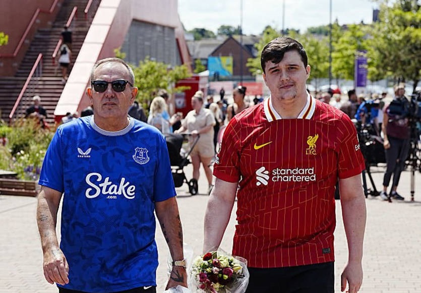 Новини спорту - Фанат Евертона вшанував пам’ять гравця Ліверпуля