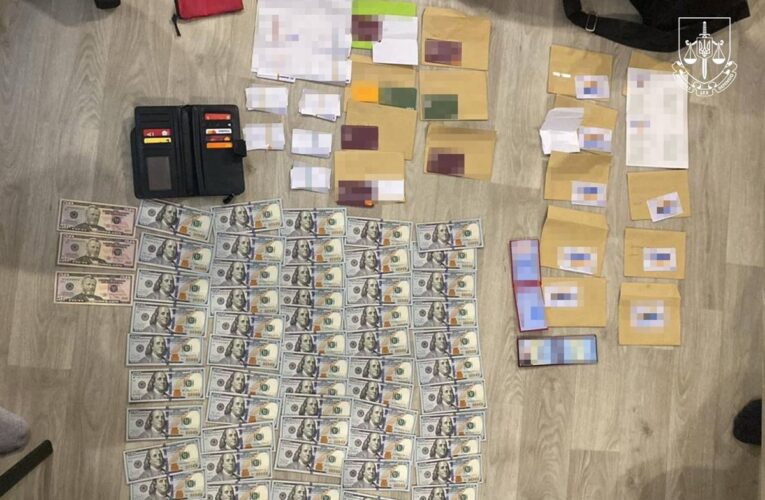 Фіктивне бронюванння та розкрадання бюджету: в Одесі затримали посадовців