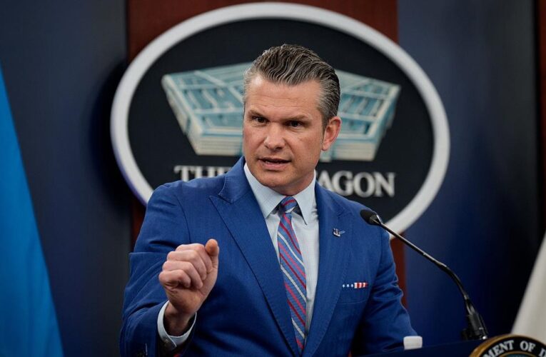 Гегсет одноосібно зупинив допомогу Україні – ЗМІ