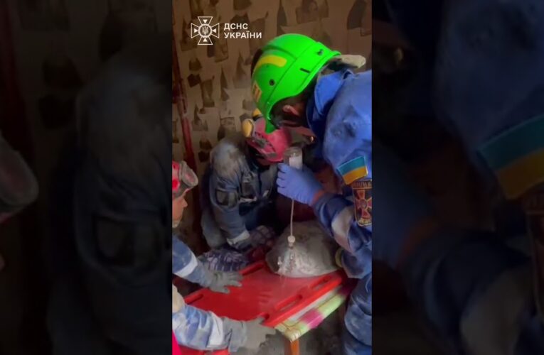 Рятувальники крок за кроком розбирали бетонні уламки квартири, під якими опинився постраждалий