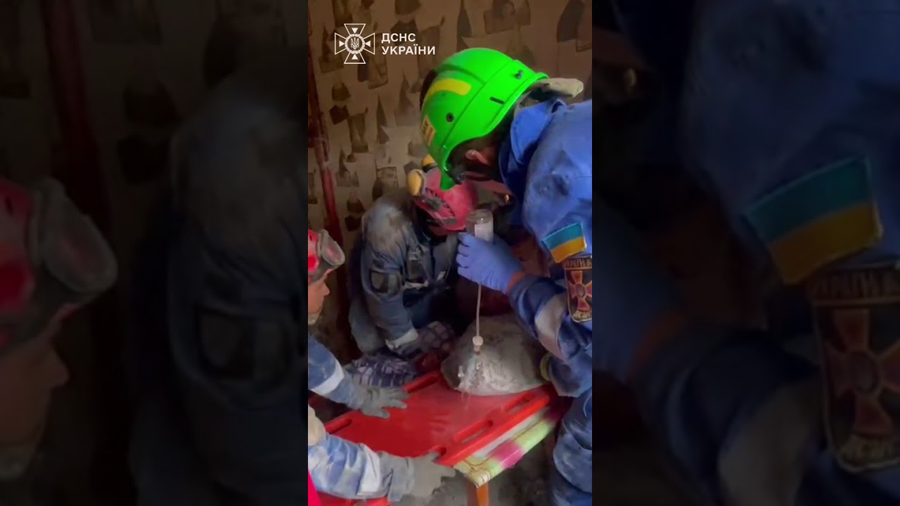 Рятувальники крок за кроком розбирали бетонні уламки квартири, під якими опинився постраждалий