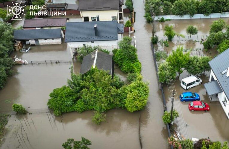 Із затоплених будинків біля Львава врятували вісьмох людей
