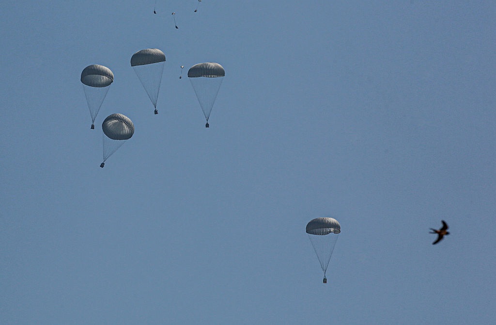 Новини світу - Ізраїль відновив скидання гумдопомоги у Газі
