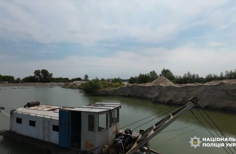 Поліція викрила масштабний незаконний видобуток піску, який міг спричинити екологічну катастрофу