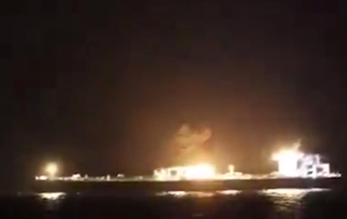 Новини світу - Хусити потопили балкер у Червоному морі