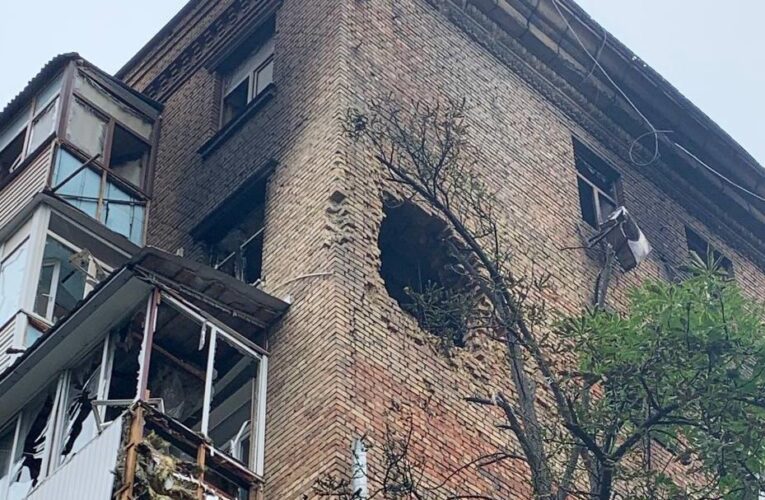 Київ після атаки: у стіні будинку величезна діра