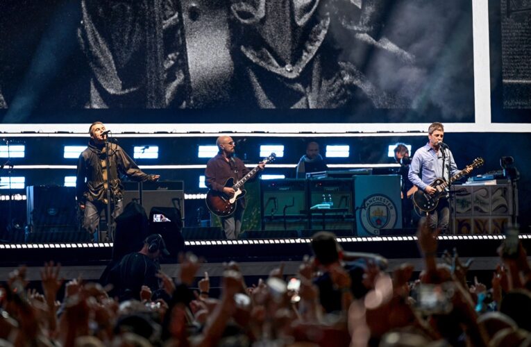Легендарний гурт Oasis вперше за 16 років вийшов на сцену разом