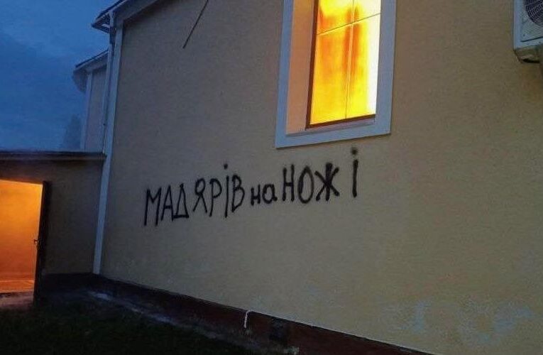 “Мадярів на ножі”: Орбан заявив про підпал церкви та погрози на Закарпатті