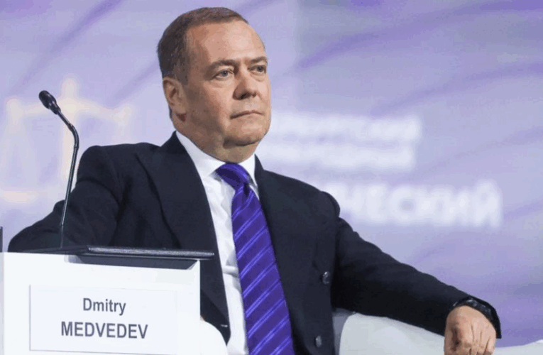 Медведєв “рекомендував” генсеку НАТО вчити російську та згадав про Сибір