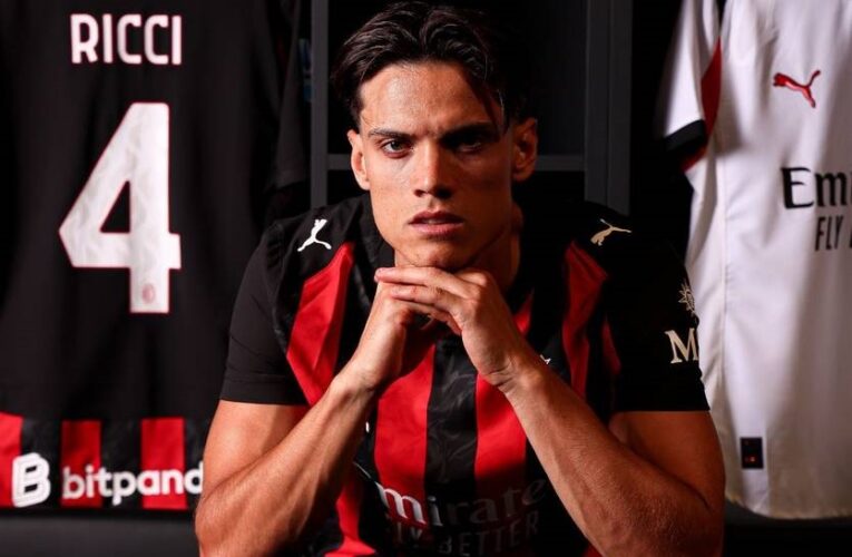 Мілан офіційно оголосив про підписання італійського півзахисника