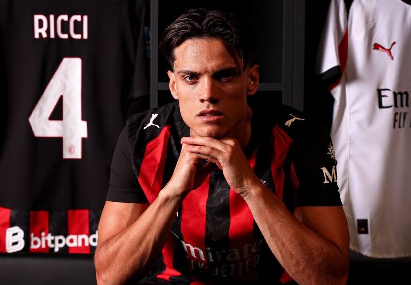 Новини спорту - Мілан офіційно оголосив про підписання італійського півзахисника