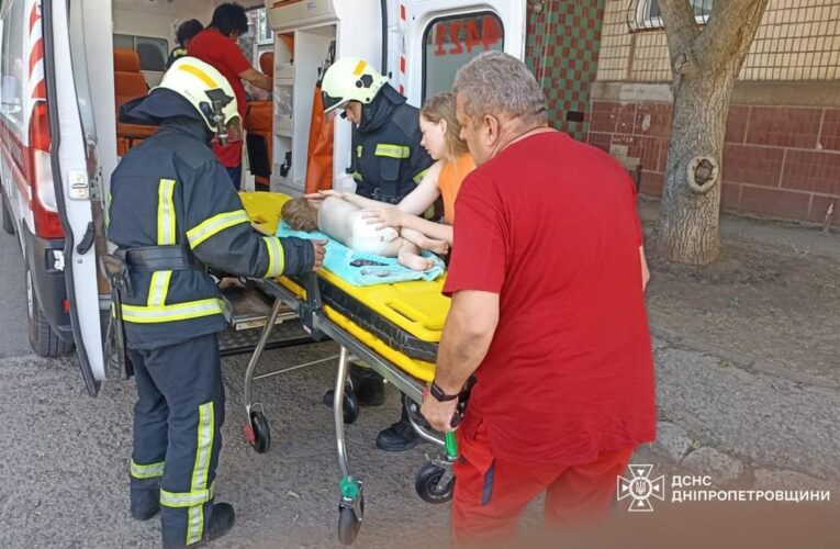 На Дніпропетровщині дворічна дитина випала з четвертого поверху