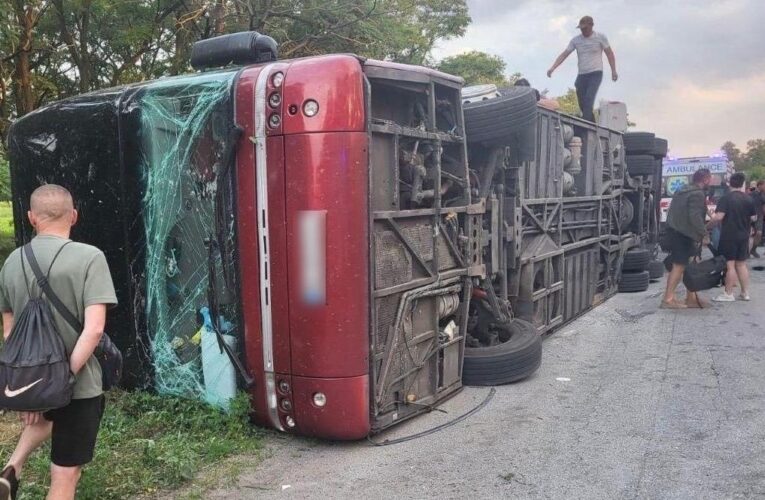 На Дніпропетровщині перекинувся автобус: є жертва