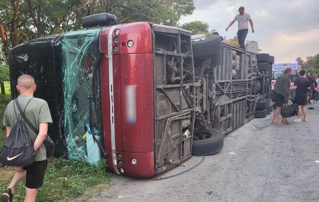 Новини України - На Дніпропетровщині перекинувся автобус: є жертва