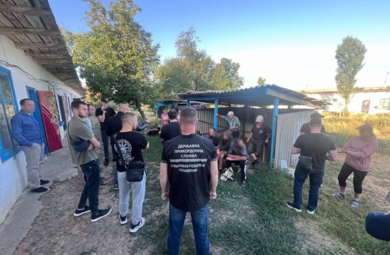 На Дніпропетровщині затримали банду, яка тримала у рабстві 16 осіб