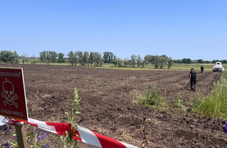 На Херсонщині росіяни скинули вибухівку на комбайн, є постраждалий – ОВА