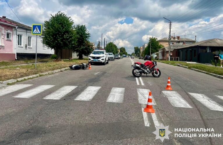 На Київщині бабця-пілот мопеду збила мотоцикліста