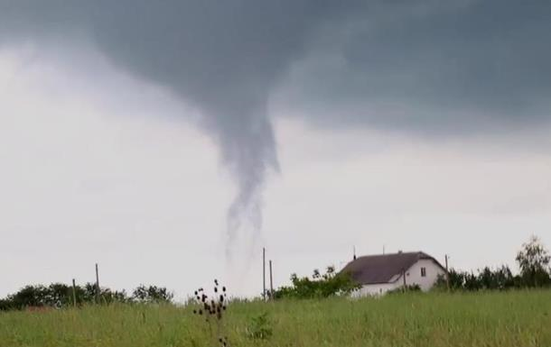 На півдні України побільшає смерчів та пилових бур – метеоролог