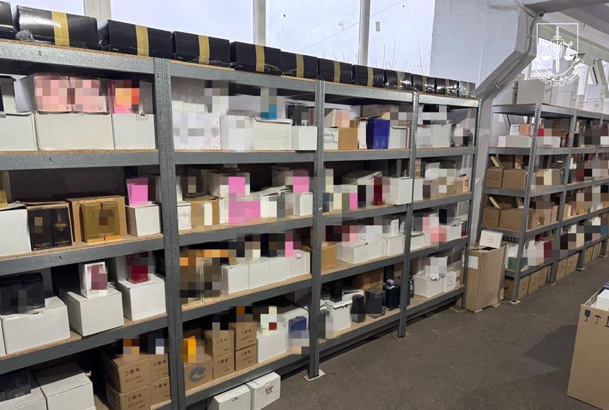 Новини України - На Полтавщині вилучили тисячі флаконів фейкової парфумерії