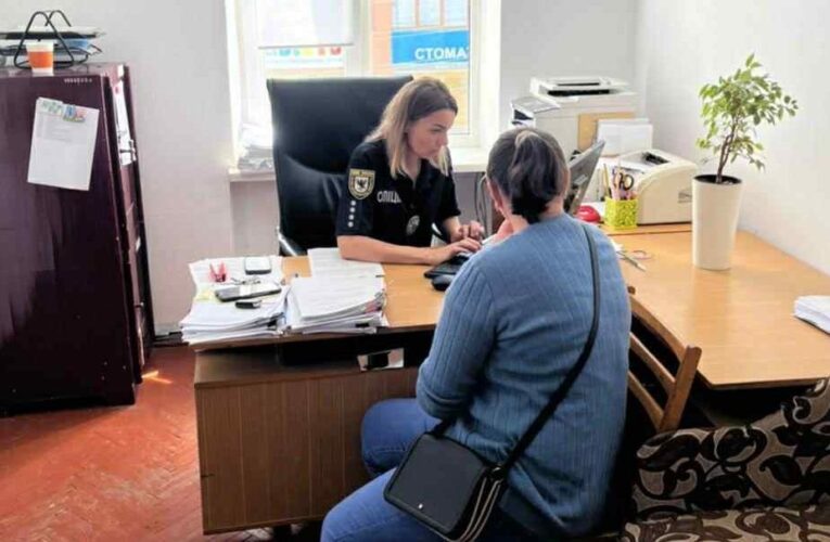 На Прикарпатті жінка виманила у військових 450 тисяч гривень